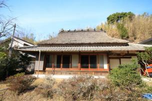 兵庫県三木市吉川町の里山にポツンと茅葺屋根の古民家