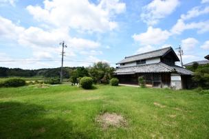 三重県伊賀市西湯舟　芝生の庭に佇む平家古民家